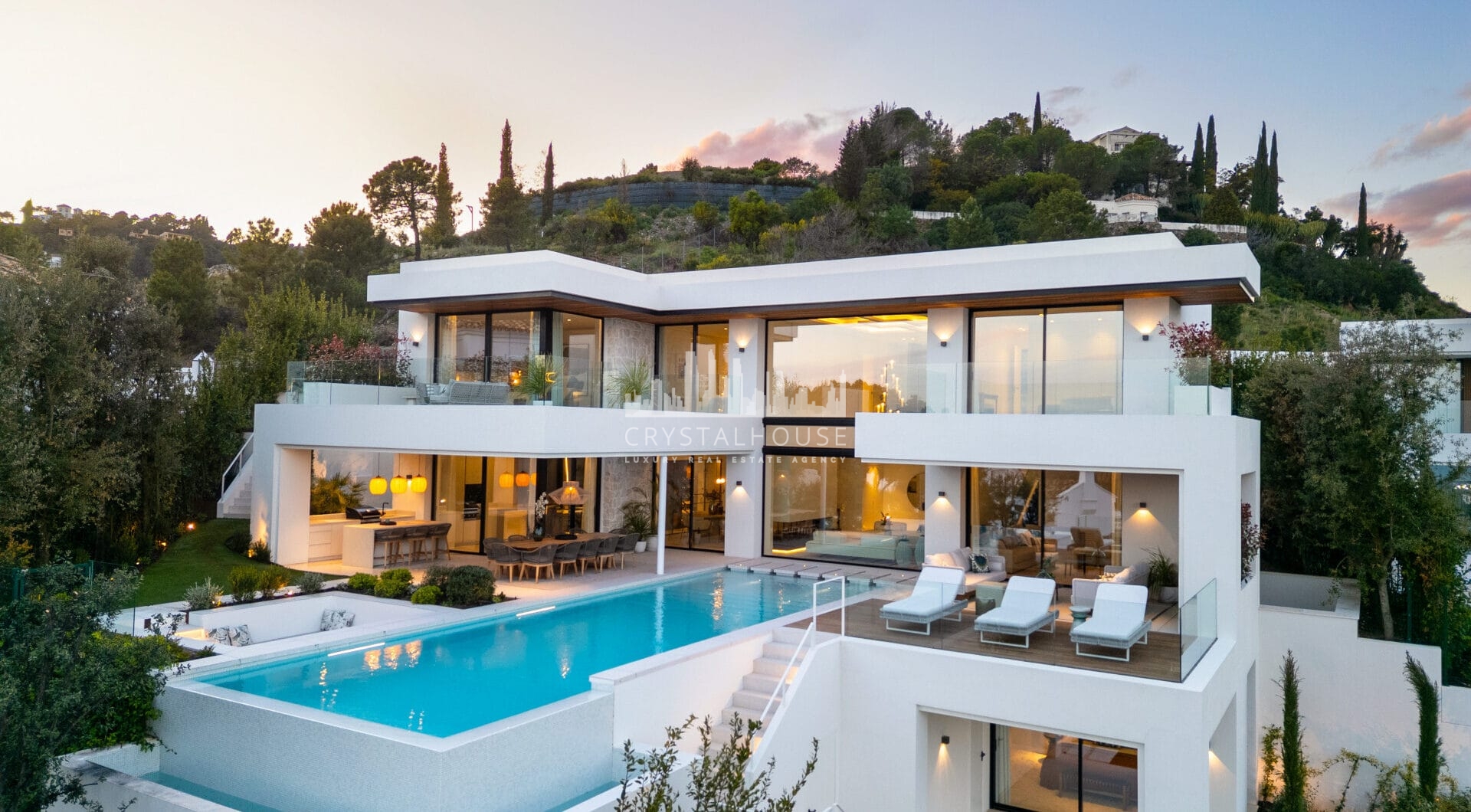 Odkryj niezwykłą współczesną willę w ekskluzywnej zamkniętej społeczności Lomas de La Quinta, zaprojektowaną przez znanego architekta Carlosa Lamasa i z wnętrzami La Albaida.