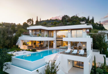 Odkryj niezwykłą współczesną willę w ekskluzywnej zamkniętej społeczności Lomas de La Quinta, zaprojektowaną przez znanego architekta Carlosa Lamasa i z wnętrzami La Albaida.