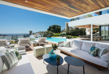 Odkryj niezwykłą współczesną willę w ekskluzywnej zamkniętej społeczności Lomas de La Quinta, zaprojektowaną przez znanego architekta Carlosa Lamasa i z wnętrzami La Albaida.