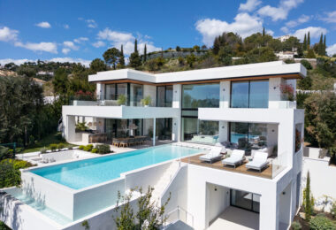 Odkryj niezwykłą współczesną willę w ekskluzywnej zamkniętej społeczności Lomas de La Quinta, zaprojektowaną przez znanego architekta Carlosa Lamasa i z wnętrzami La Albaida.