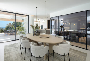 Odkryj niezwykłą współczesną willę w ekskluzywnej zamkniętej społeczności Lomas de La Quinta, zaprojektowaną przez znanego architekta Carlosa Lamasa i z wnętrzami La Albaida.