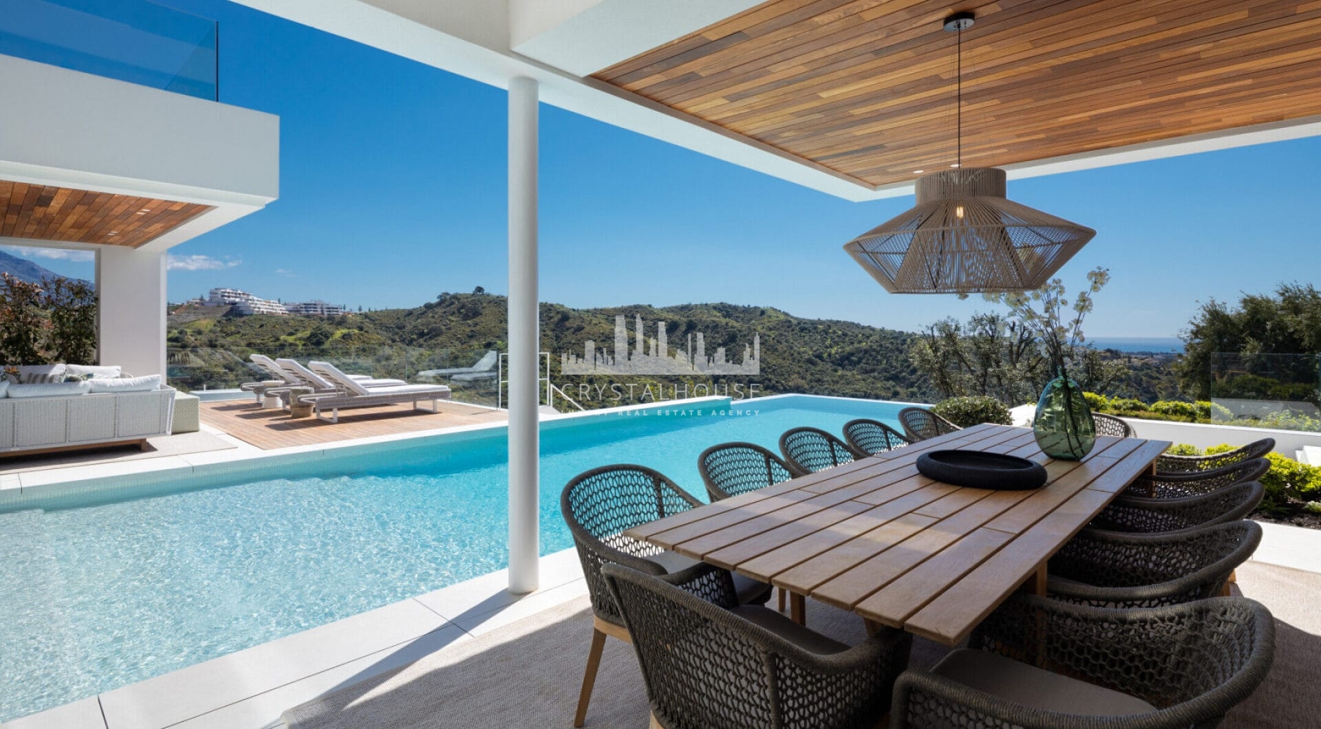 Odkryj niezwykłą współczesną willę w ekskluzywnej zamkniętej społeczności Lomas de La Quinta, zaprojektowaną przez znanego architekta Carlosa Lamasa i z wnętrzami La Albaida.