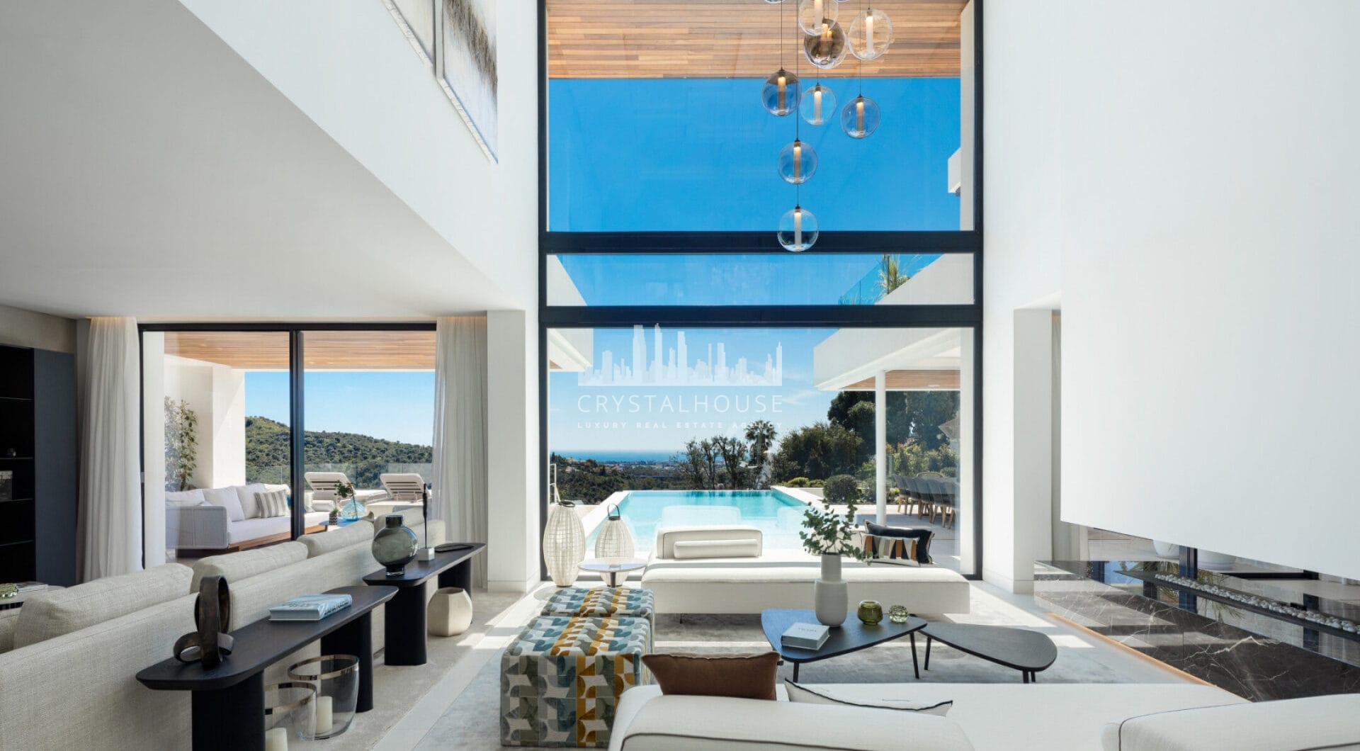 Odkryj niezwykłą współczesną willę w ekskluzywnej zamkniętej społeczności Lomas de La Quinta, zaprojektowaną przez znanego architekta Carlosa Lamasa i z wnętrzami La Albaida.