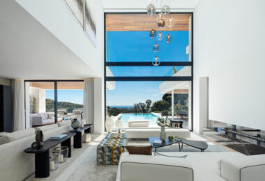 Odkryj niezwykłą współczesną willę w ekskluzywnej zamkniętej społeczności Lomas de La Quinta, zaprojektowaną przez znanego architekta Carlosa Lamasa i z wnętrzami La Albaida.