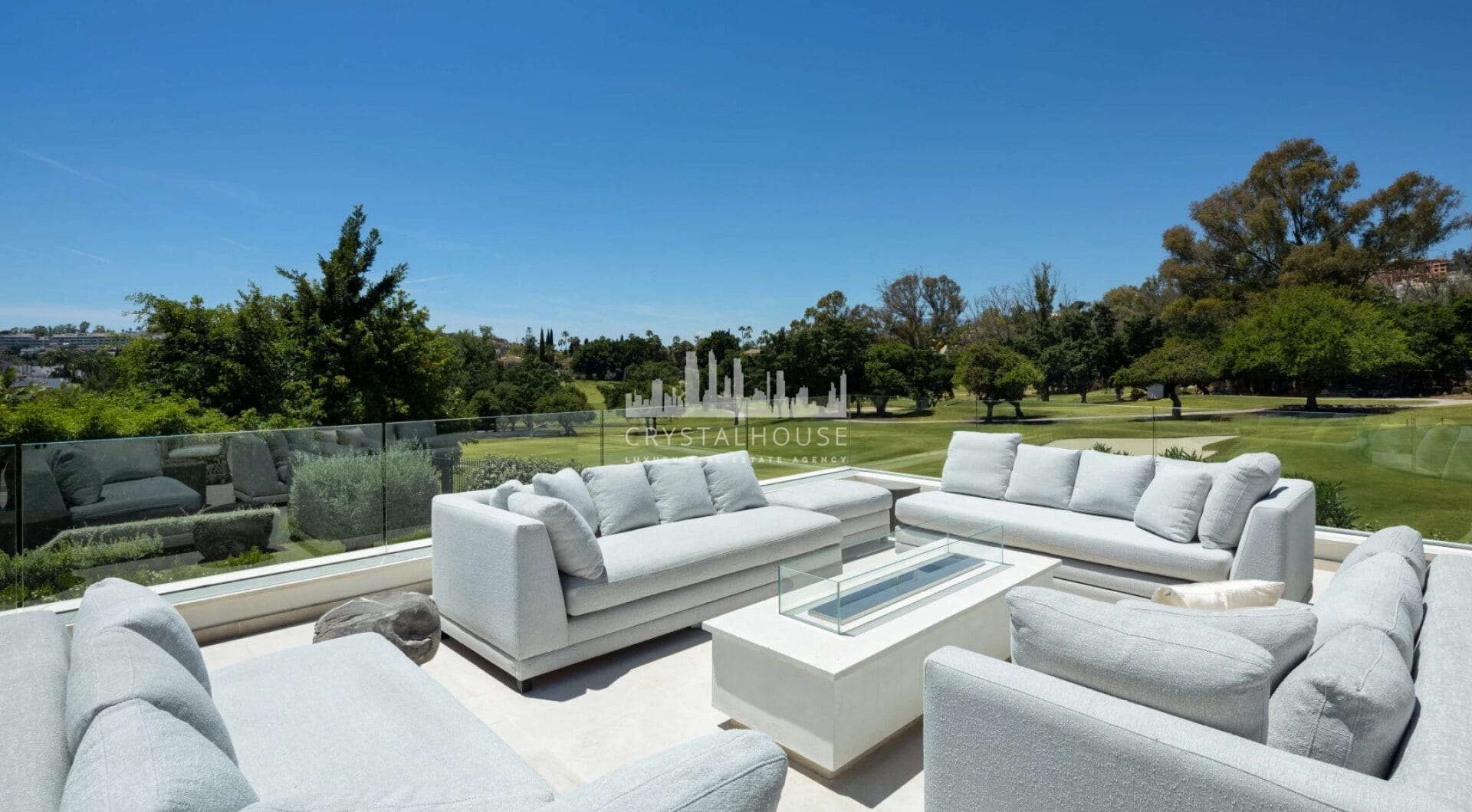 Przedstawiamy Auriga 36, willę, która doskonale łączy klasyczne elementy zewnętrzne z wysokiej jakości wnętrzami, położoną w prestiżowej dzielnicy Nueva Andalucía - jednej z najbardziej pożądanych lokalizacji w Marbelli.