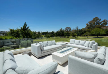 Przedstawiamy Auriga 36, willę, która doskonale łączy klasyczne elementy zewnętrzne z wysokiej jakości wnętrzami, położoną w prestiżowej dzielnicy Nueva Andalucía - jednej z najbardziej pożądanych lokalizacji w Marbelli.