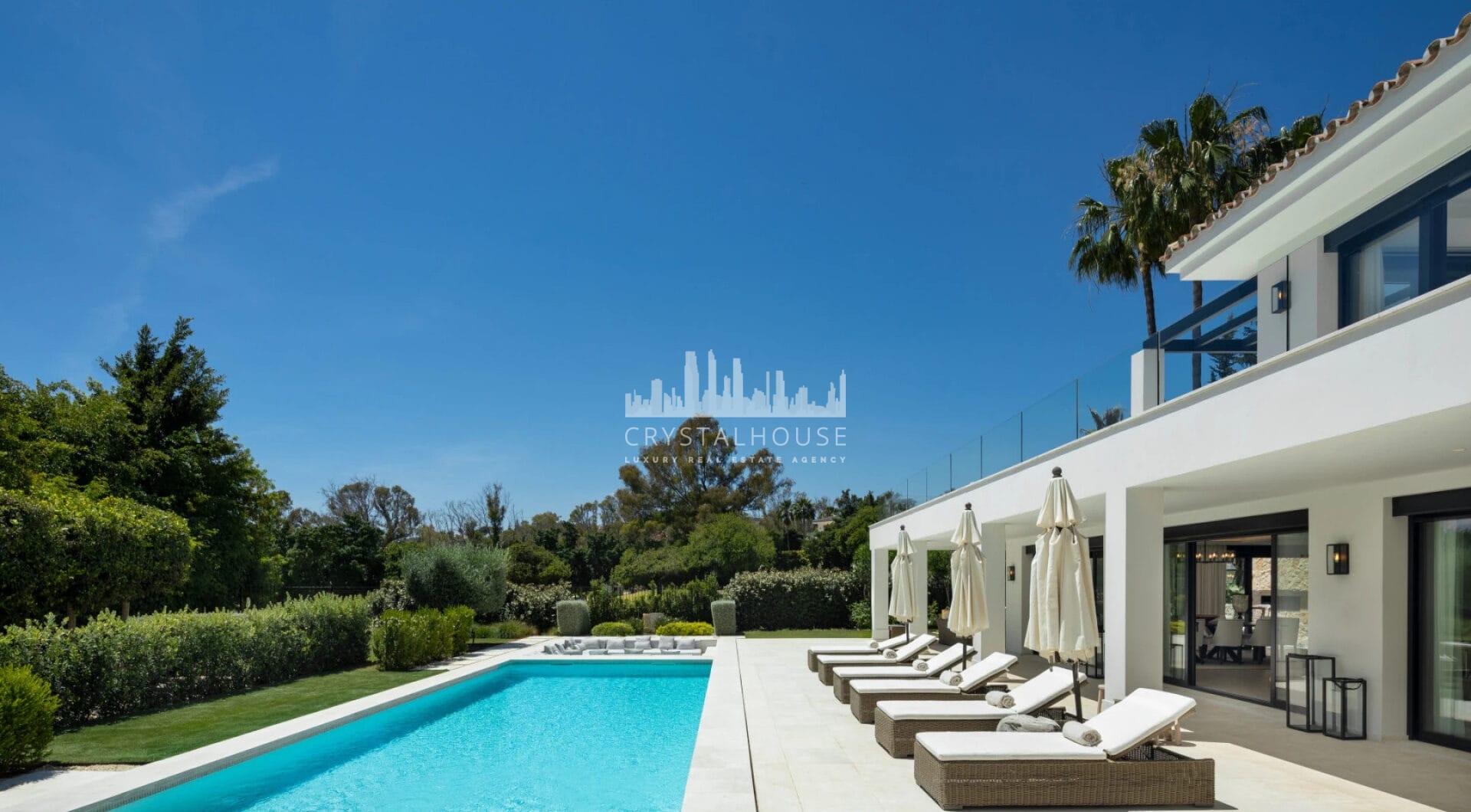 Przedstawiamy Auriga 36, willę, która doskonale łączy klasyczne elementy zewnętrzne z wysokiej jakości wnętrzami, położoną w prestiżowej dzielnicy Nueva Andalucía - jednej z najbardziej pożądanych lokalizacji w Marbelli.