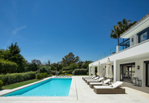 Przedstawiamy Auriga 36, willę, która doskonale łączy klasyczne elementy zewnętrzne z wysokiej jakości wnętrzami, położoną w prestiżowej dzielnicy Nueva Andalucía - jednej z najbardziej pożądanych lokalizacji w Marbelli.