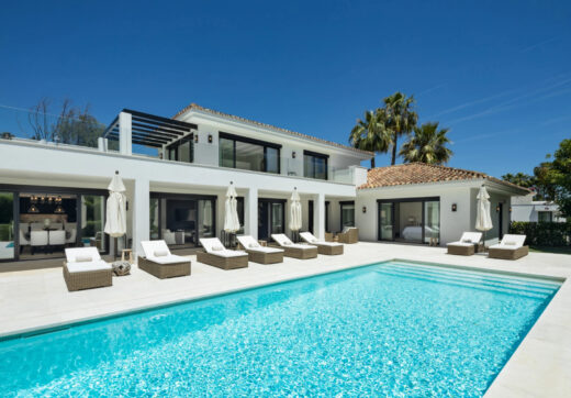 Przedstawiamy Auriga 36, willę, która doskonale łączy klasyczne elementy zewnętrzne z wysokiej jakości wnętrzami, położoną w prestiżowej dzielnicy Nueva Andalucía - jednej z najbardziej pożądanych lokalizacji w Marbelli.