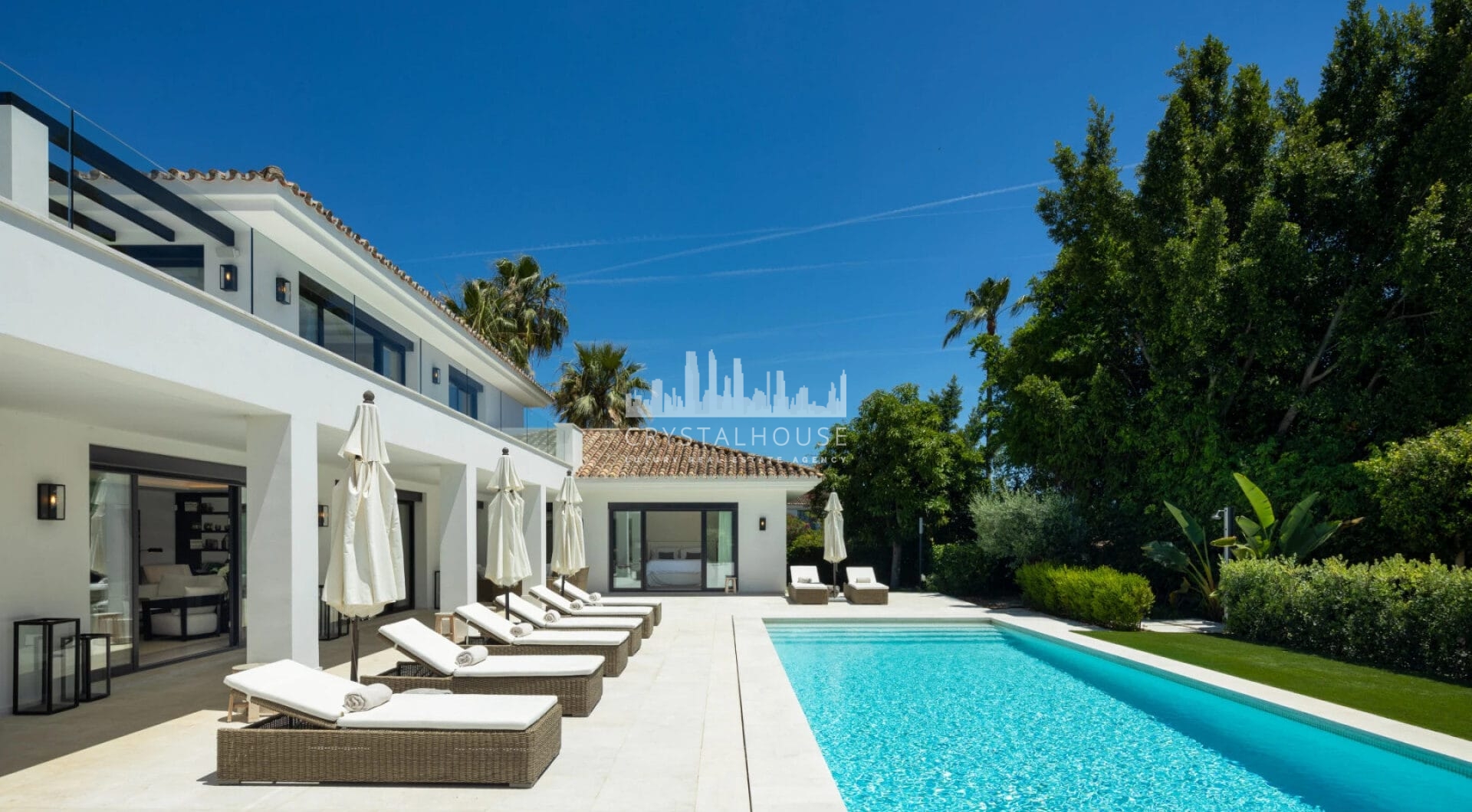 Przedstawiamy Auriga 36, willę, która doskonale łączy klasyczne elementy zewnętrzne z wysokiej jakości wnętrzami, położoną w prestiżowej dzielnicy Nueva Andalucía - jednej z najbardziej pożądanych lokalizacji w Marbelli.