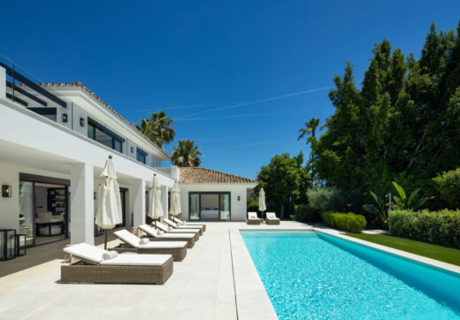 Przedstawiamy Auriga 36, willę, która doskonale łączy klasyczne elementy zewnętrzne z wysokiej jakości wnętrzami, położoną w prestiżowej dzielnicy Nueva Andalucía - jednej z najbardziej pożądanych lokalizacji w Marbelli.