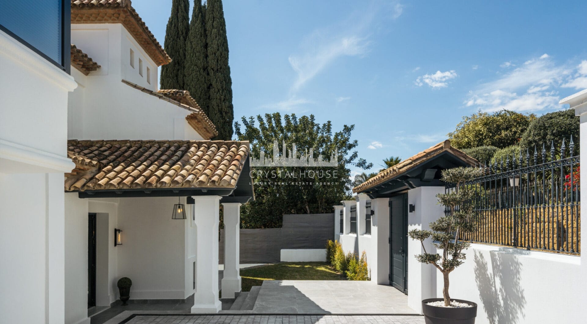 Villa Zafira to uroczy śródziemnomorski ośrodek, który płynnie łączy tradycyjny urok z wyrafinowanymi współczesnymi akcentami.