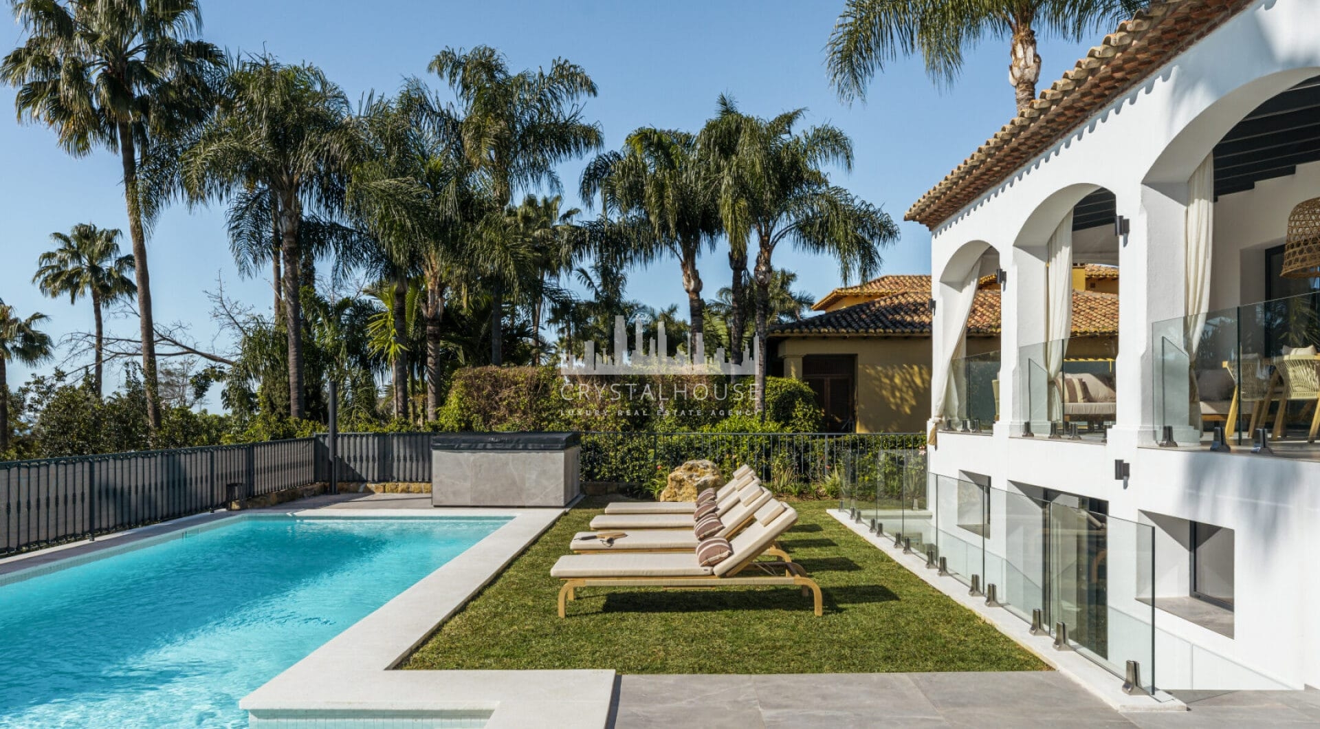 Villa Zafira to uroczy śródziemnomorski ośrodek, który płynnie łączy tradycyjny urok z wyrafinowanymi współczesnymi akcentami.