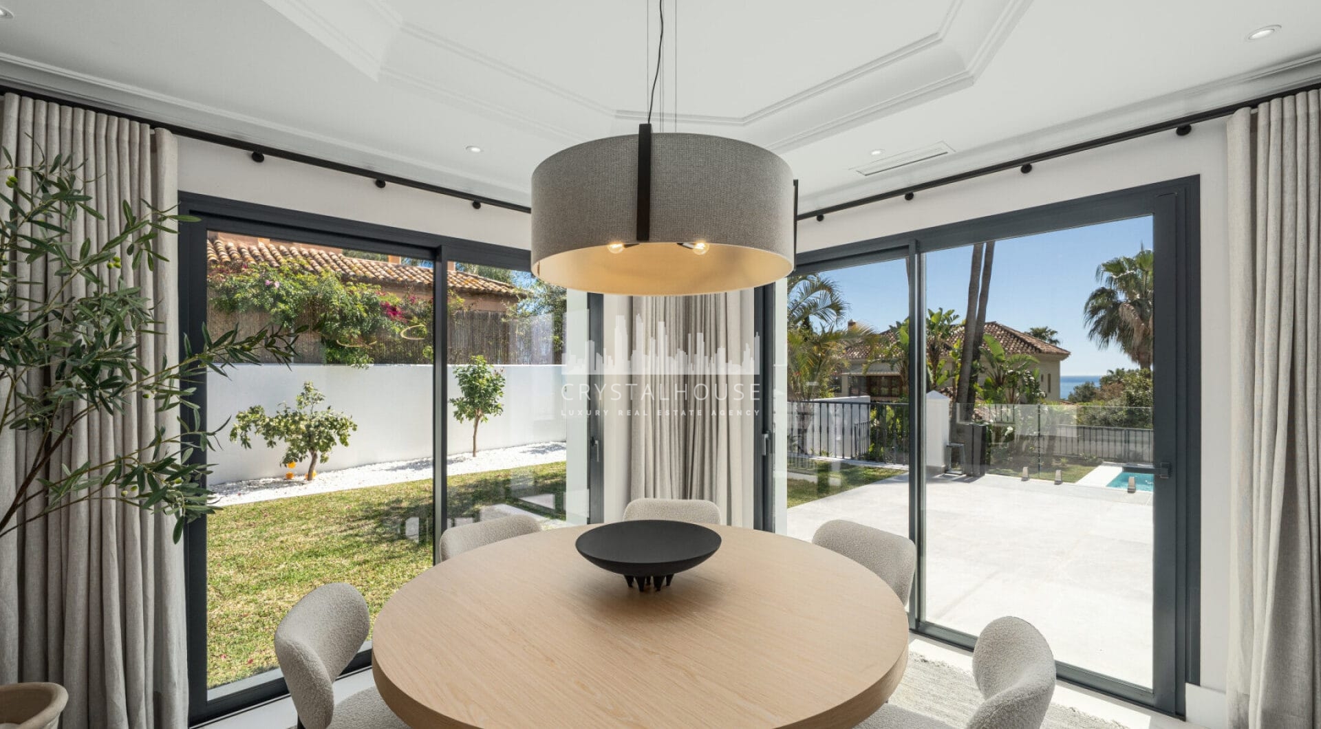 Villa Zafira to uroczy śródziemnomorski ośrodek, który płynnie łączy tradycyjny urok z wyrafinowanymi współczesnymi akcentami.