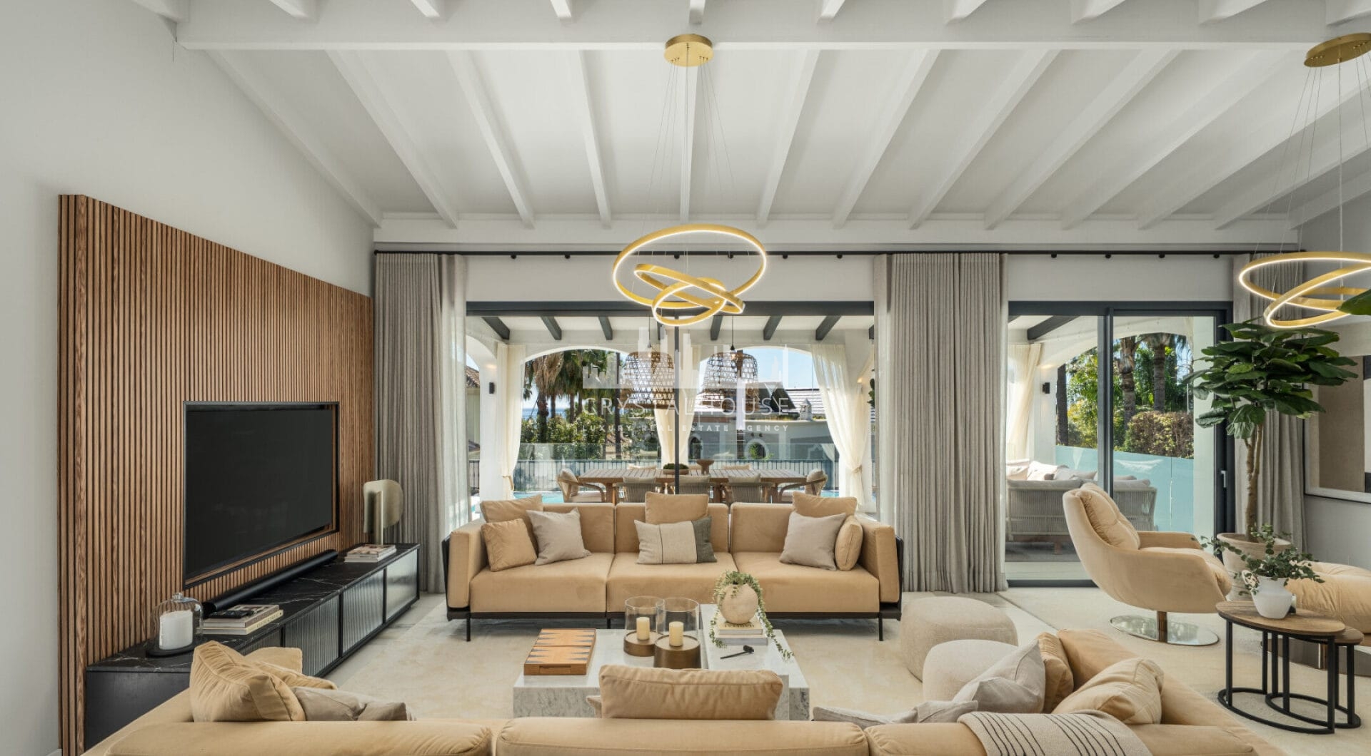 Villa Zafira to uroczy śródziemnomorski ośrodek, który płynnie łączy tradycyjny urok z wyrafinowanymi współczesnymi akcentami.