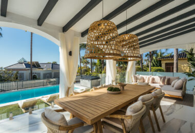 Villa Zafira to uroczy śródziemnomorski ośrodek, który płynnie łączy tradycyjny urok z wyrafinowanymi współczesnymi akcentami.