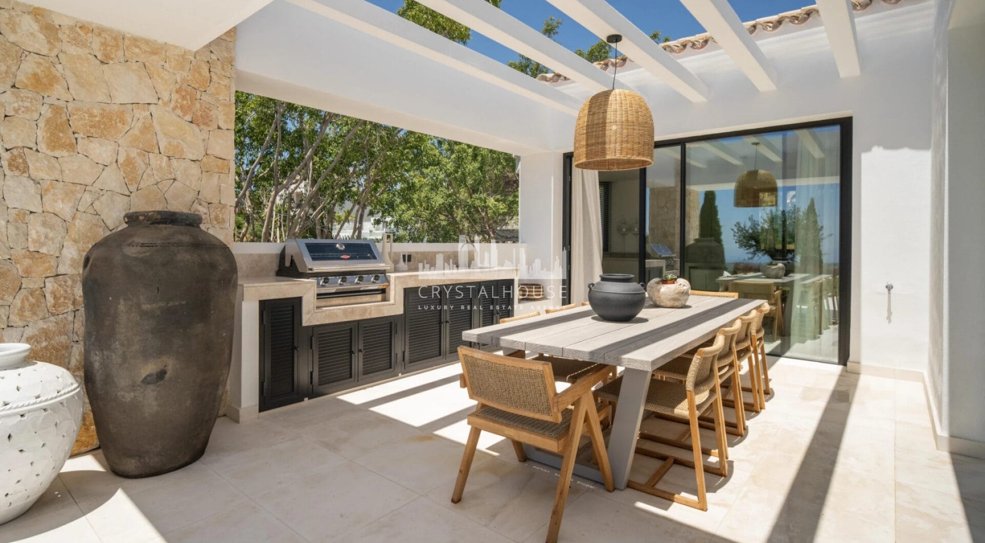 Villa Amara to oszałamiająca nowo wybudowana willa autorstwa cenionego architekta i firmy zajmującej się projektowaniem wnętrz GC Studio.