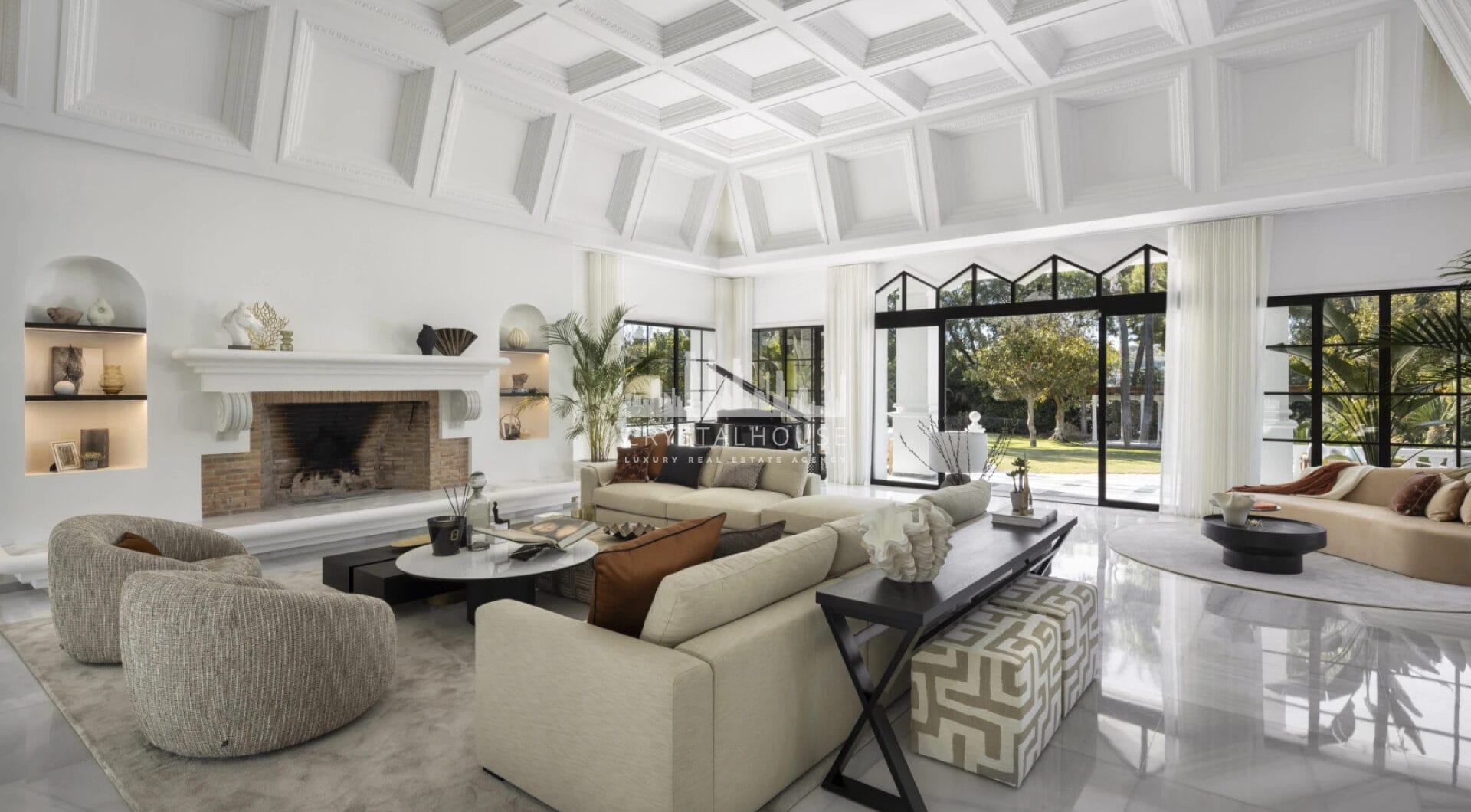 Pałac Alhambra jest architektonicznym arcydziełem, płynnie łączącym tradycyjną andaluzyjską estetykę z wpływami mauretańskimi, tworząc pałacową rezydencję, która jest zarówno czarująca, jak i sugestywna.