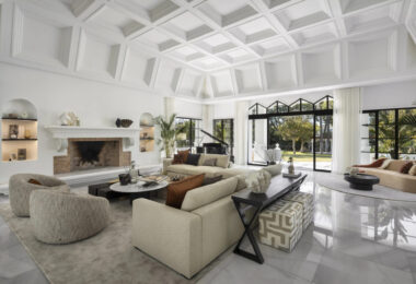 Pałac Alhambra jest architektonicznym arcydziełem, płynnie łączącym tradycyjną andaluzyjską estetykę z wpływami mauretańskimi, tworząc pałacową rezydencję, która jest zarówno czarująca, jak i sugestywna.