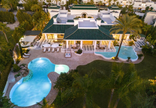 Pałac Alhambra jest architektonicznym arcydziełem, płynnie łączącym tradycyjną andaluzyjską estetykę z wpływami mauretańskimi, tworząc pałacową rezydencję, która jest zarówno czarująca, jak i sugestywna.