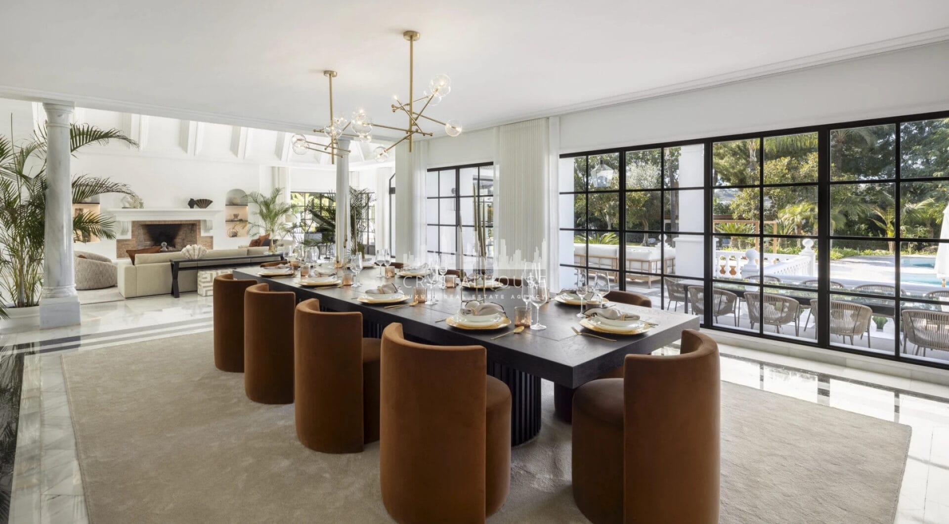 Pałac Alhambra jest architektonicznym arcydziełem, płynnie łączącym tradycyjną andaluzyjską estetykę z wpływami mauretańskimi, tworząc pałacową rezydencję, która jest zarówno czarująca, jak i sugestywna.