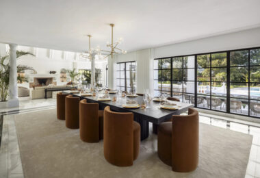 Pałac Alhambra jest architektonicznym arcydziełem, płynnie łączącym tradycyjną andaluzyjską estetykę z wpływami mauretańskimi, tworząc pałacową rezydencję, która jest zarówno czarująca, jak i sugestywna.