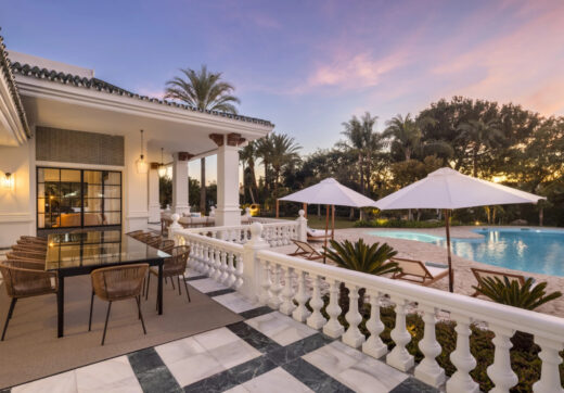 Pałac Alhambra jest architektonicznym arcydziełem, płynnie łączącym tradycyjną andaluzyjską estetykę z wpływami mauretańskimi, tworząc pałacową rezydencję, która jest zarówno czarująca, jak i sugestywna.