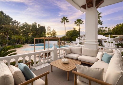 Pałac Alhambra jest architektonicznym arcydziełem, płynnie łączącym tradycyjną andaluzyjską estetykę z wpływami mauretańskimi, tworząc pałacową rezydencję, która jest zarówno czarująca, jak i sugestywna.