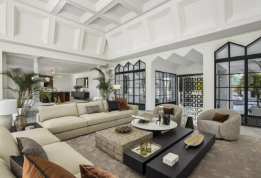 Pałac Alhambra jest architektonicznym arcydziełem, płynnie łączącym tradycyjną andaluzyjską estetykę z wpływami mauretańskimi, tworząc pałacową rezydencję, która jest zarówno czarująca, jak i sugestywna.