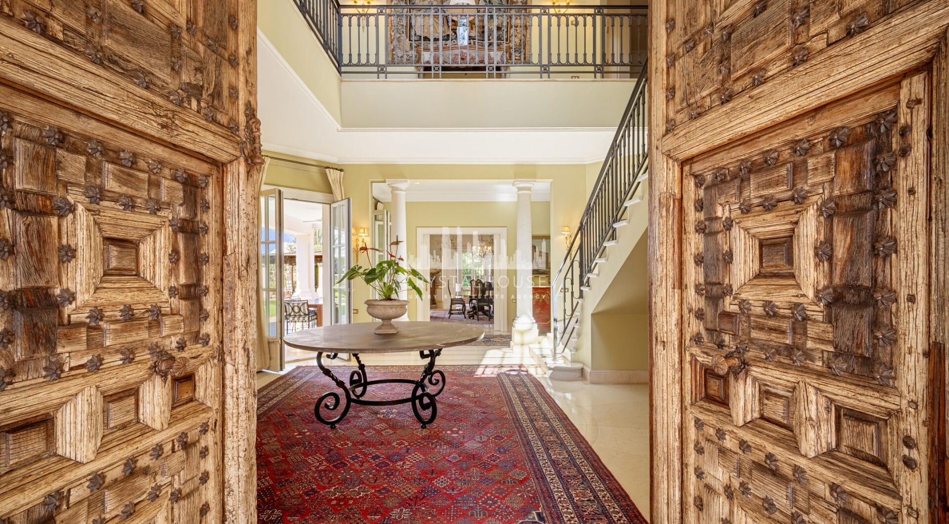 Casa de Jabalí to doskonała nieruchomość przy plaży w Los Monteros, Marbella East, oferująca wyjątkową lokalizację zaledwie kilka kroków od morza.