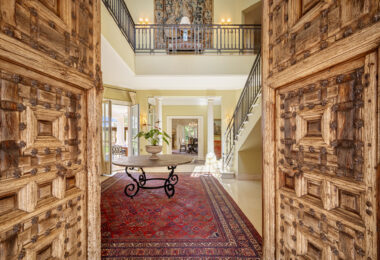 Casa de Jabalí to doskonała nieruchomość przy plaży w Los Monteros, Marbella East, oferująca wyjątkową lokalizację zaledwie kilka kroków od morza.