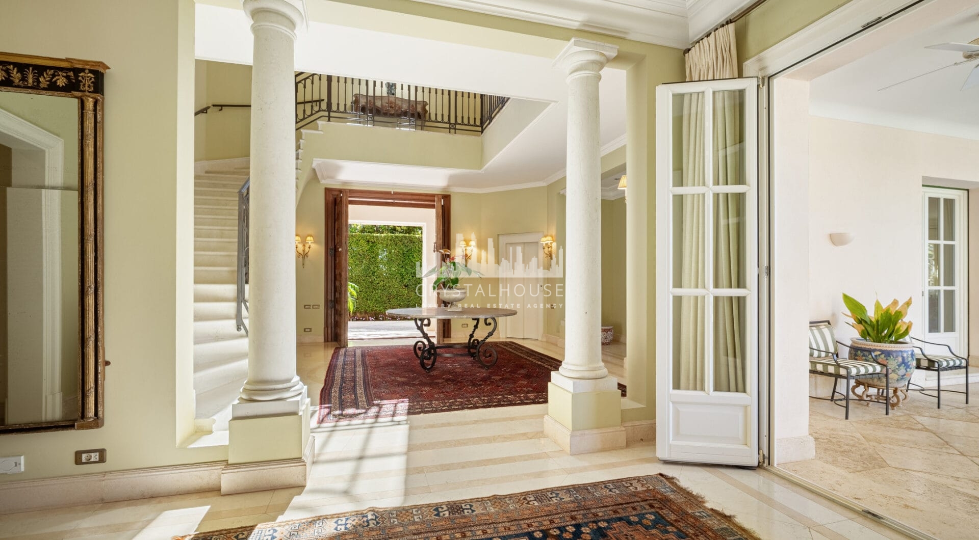 Casa de Jabalí to doskonała nieruchomość przy plaży w Los Monteros, Marbella East, oferująca wyjątkową lokalizację zaledwie kilka kroków od morza.