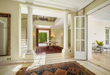 Casa de Jabalí to doskonała nieruchomość przy plaży w Los Monteros, Marbella East, oferująca wyjątkową lokalizację zaledwie kilka kroków od morza.