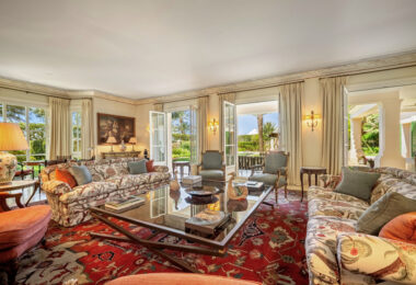 Casa de Jabalí to doskonała nieruchomość przy plaży w Los Monteros, Marbella East, oferująca wyjątkową lokalizację zaledwie kilka kroków od morza.