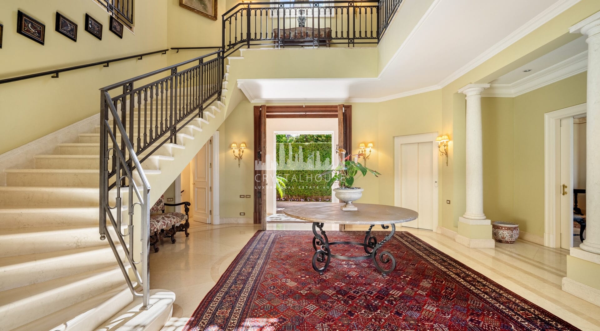 Casa de Jabalí to doskonała nieruchomość przy plaży w Los Monteros, Marbella East, oferująca wyjątkową lokalizację zaledwie kilka kroków od morza.