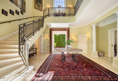 Casa de Jabalí to doskonała nieruchomość przy plaży w Los Monteros, Marbella East, oferująca wyjątkową lokalizację zaledwie kilka kroków od morza.