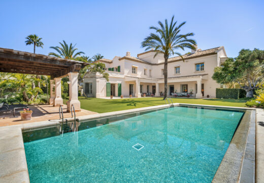 Casa de Jabalí to doskonała nieruchomość przy plaży w Los Monteros, Marbella East, oferująca wyjątkową lokalizację zaledwie kilka kroków od morza.