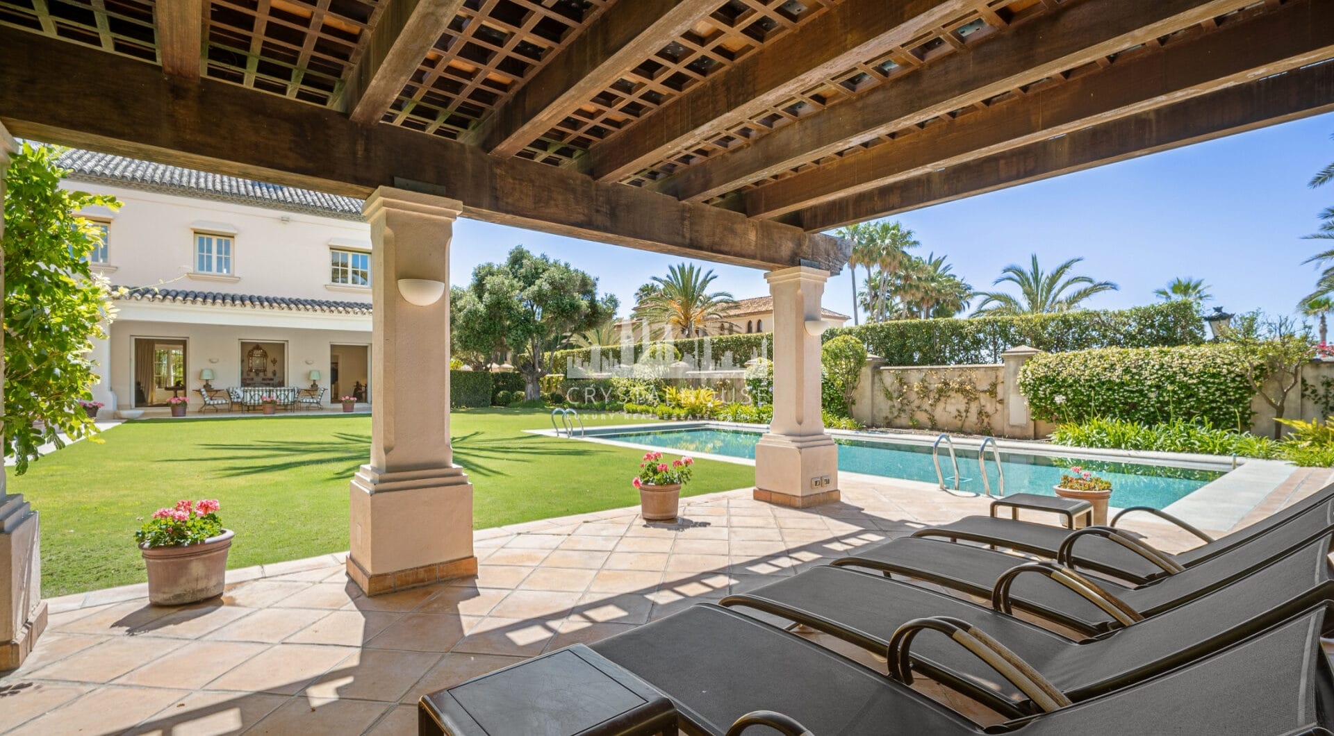 Casa de Jabalí to doskonała nieruchomość przy plaży w Los Monteros, Marbella East, oferująca wyjątkową lokalizację zaledwie kilka kroków od morza.