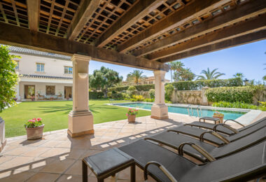 Casa de Jabalí to doskonała nieruchomość przy plaży w Los Monteros, Marbella East, oferująca wyjątkową lokalizację zaledwie kilka kroków od morza.