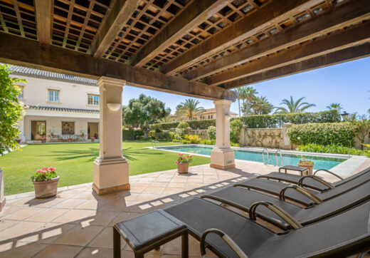 Casa de Jabalí to doskonała nieruchomość przy plaży w Los Monteros, Marbella East, oferująca wyjątkową lokalizację zaledwie kilka kroków od morza.