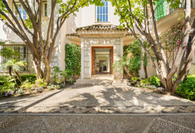 Casa de Jabalí to doskonała nieruchomość przy plaży w Los Monteros, Marbella East, oferująca wyjątkową lokalizację zaledwie kilka kroków od morza.