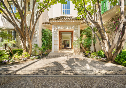 Casa de Jabalí to doskonała nieruchomość przy plaży w Los Monteros, Marbella East, oferująca wyjątkową lokalizację zaledwie kilka kroków od morza.