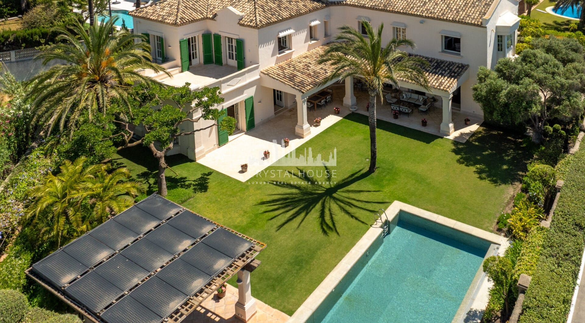Casa de Jabalí to doskonała nieruchomość przy plaży w Los Monteros, Marbella East, oferująca wyjątkową lokalizację zaledwie kilka kroków od morza.