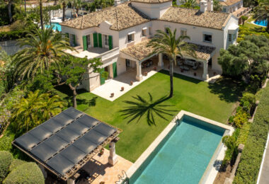 Casa de Jabalí to doskonała nieruchomość przy plaży w Los Monteros, Marbella East, oferująca wyjątkową lokalizację zaledwie kilka kroków od morza.