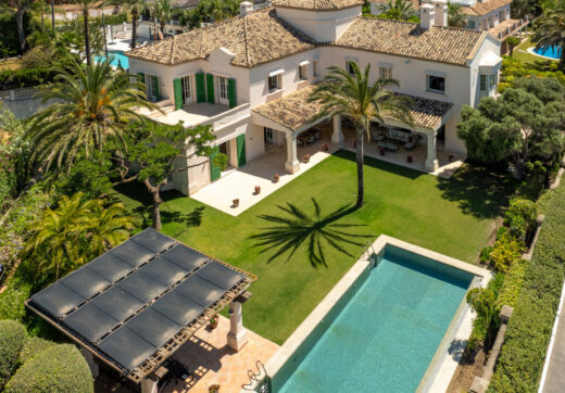 Casa de Jabalí to doskonała nieruchomość przy plaży w Los Monteros, Marbella East, oferująca wyjątkową lokalizację zaledwie kilka kroków od morza.