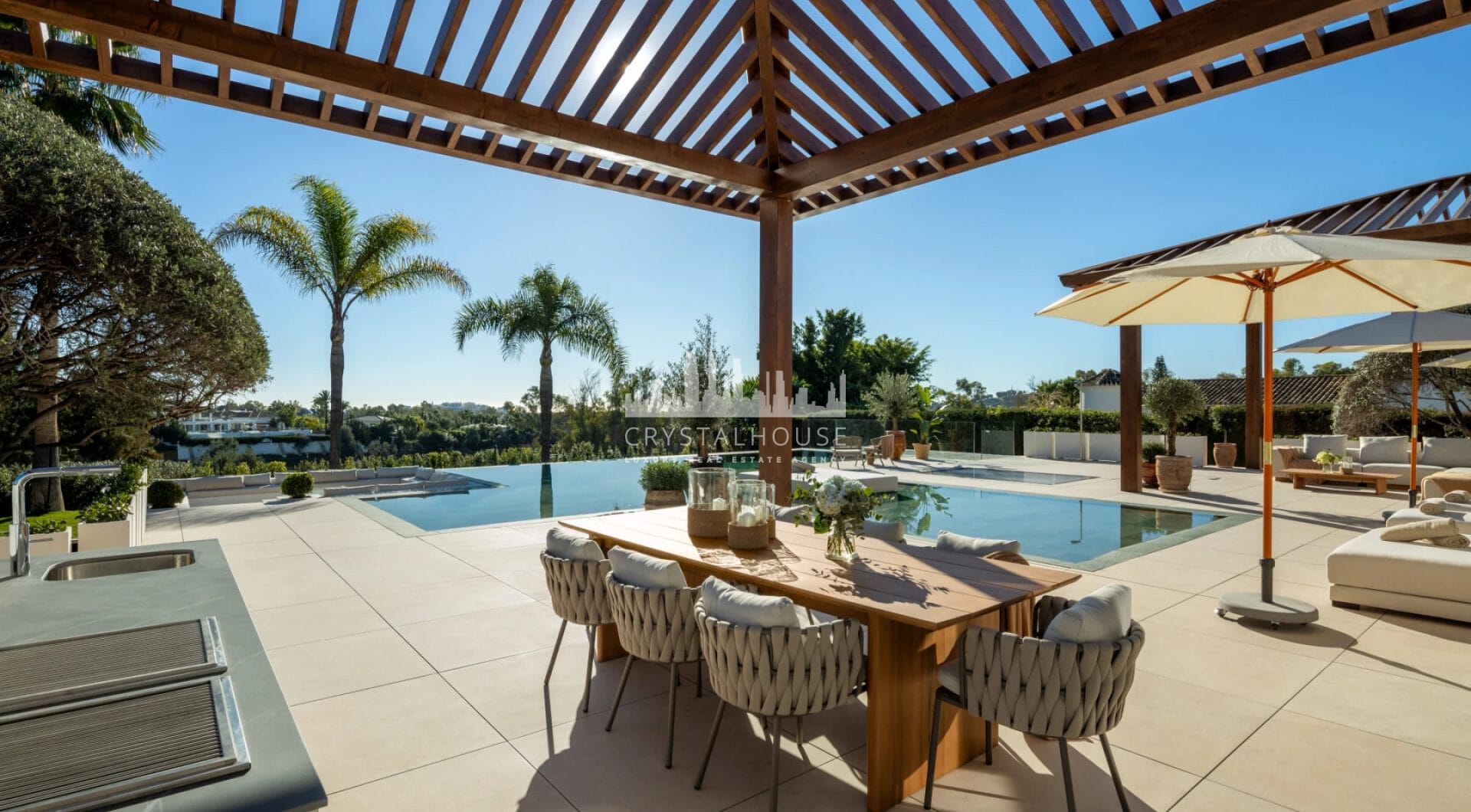 Położona w prestiżowej dolinie golfowej Nueva Andalucía, Villa Olivia to arcydzieło śródziemnomorskiej elegancji nasyconej współczesnymi balijskimi akcentami.