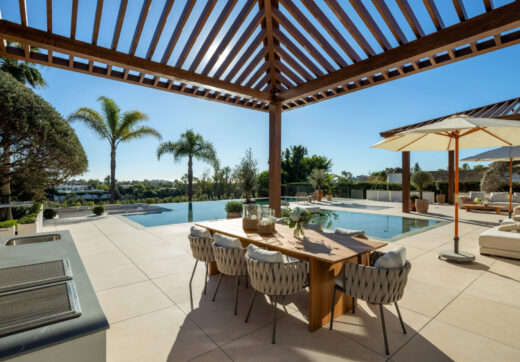 Położona w prestiżowej dolinie golfowej Nueva Andalucía, Villa Olivia to arcydzieło śródziemnomorskiej elegancji nasyconej współczesnymi balijskimi akcentami.