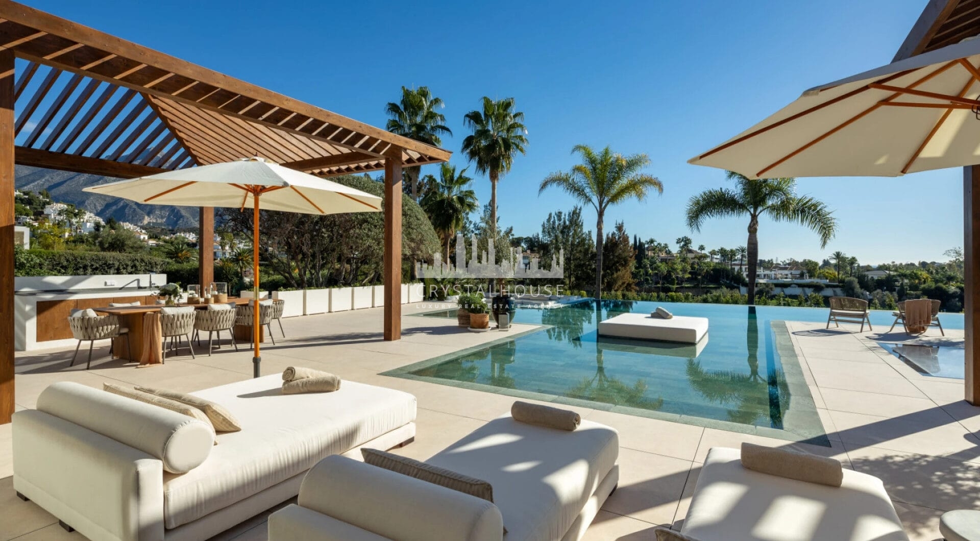 Położona w prestiżowej dolinie golfowej Nueva Andalucía, Villa Olivia to arcydzieło śródziemnomorskiej elegancji nasyconej współczesnymi balijskimi akcentami.