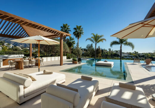 Położona w prestiżowej dolinie golfowej Nueva Andalucía, Villa Olivia to arcydzieło śródziemnomorskiej elegancji nasyconej współczesnymi balijskimi akcentami.