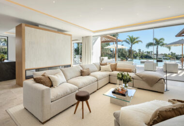 Położona w prestiżowej dolinie golfowej Nueva Andalucía, Villa Olivia to arcydzieło śródziemnomorskiej elegancji nasyconej współczesnymi balijskimi akcentami.